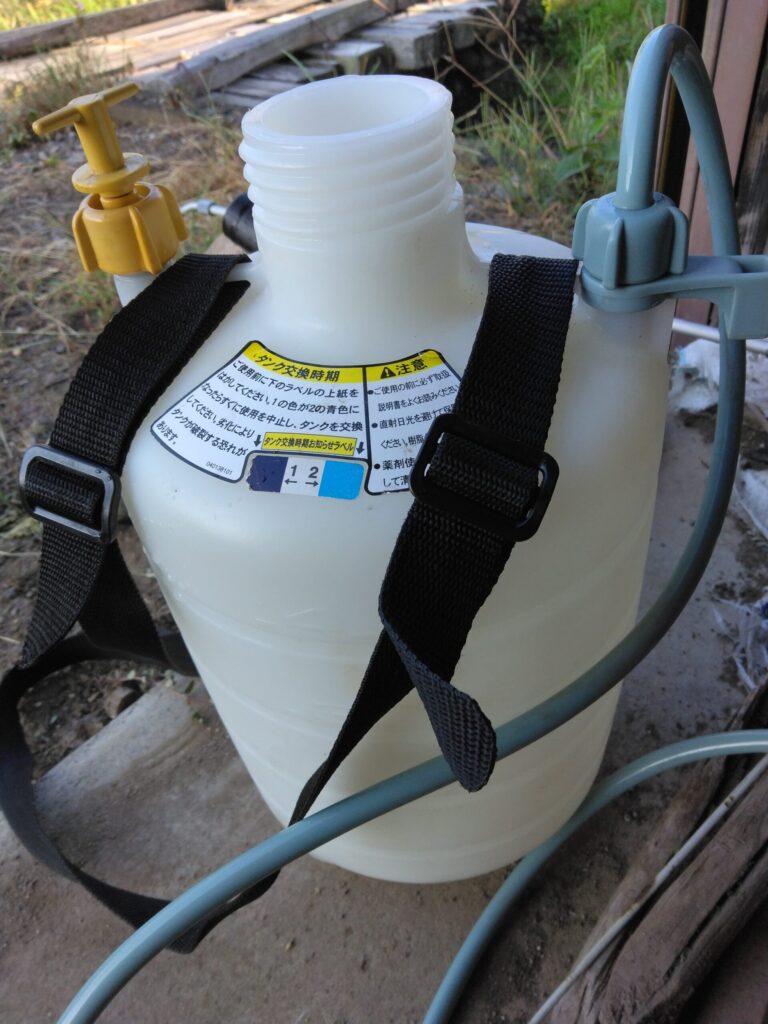 田んぼで除草に使う除草剤散布機