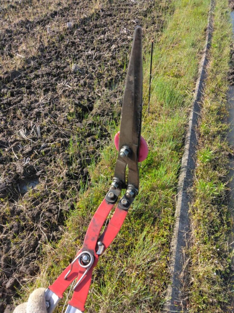 刃先を閉じてストッパーをかけた状態のドウカン草刈かっちゃん