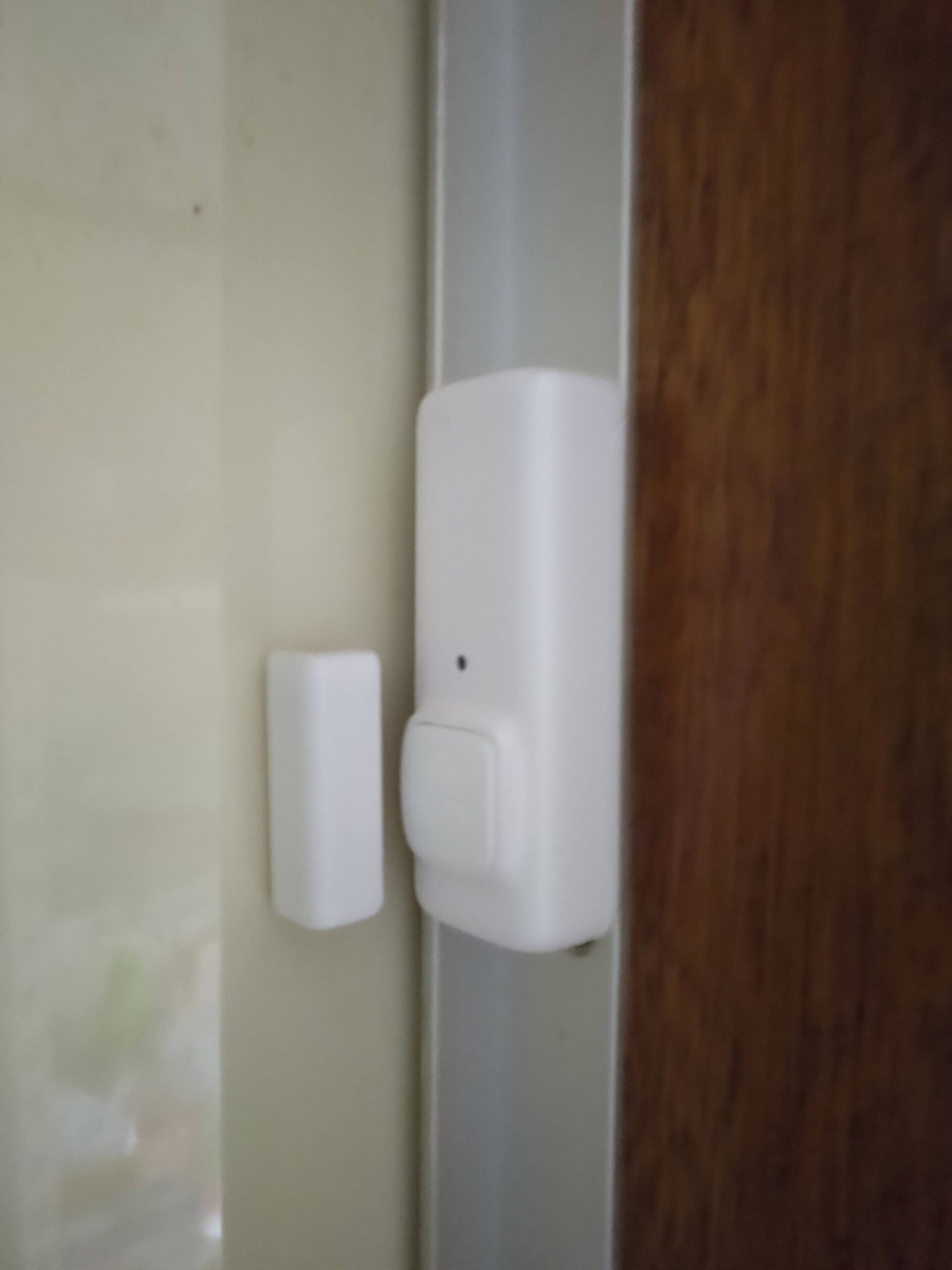 お風呂場の扉を完全に閉じると、開閉センサーには入浴していると認識されます