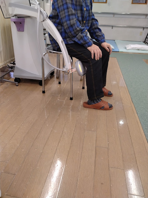 整形外科で患部を温める処置を施される母