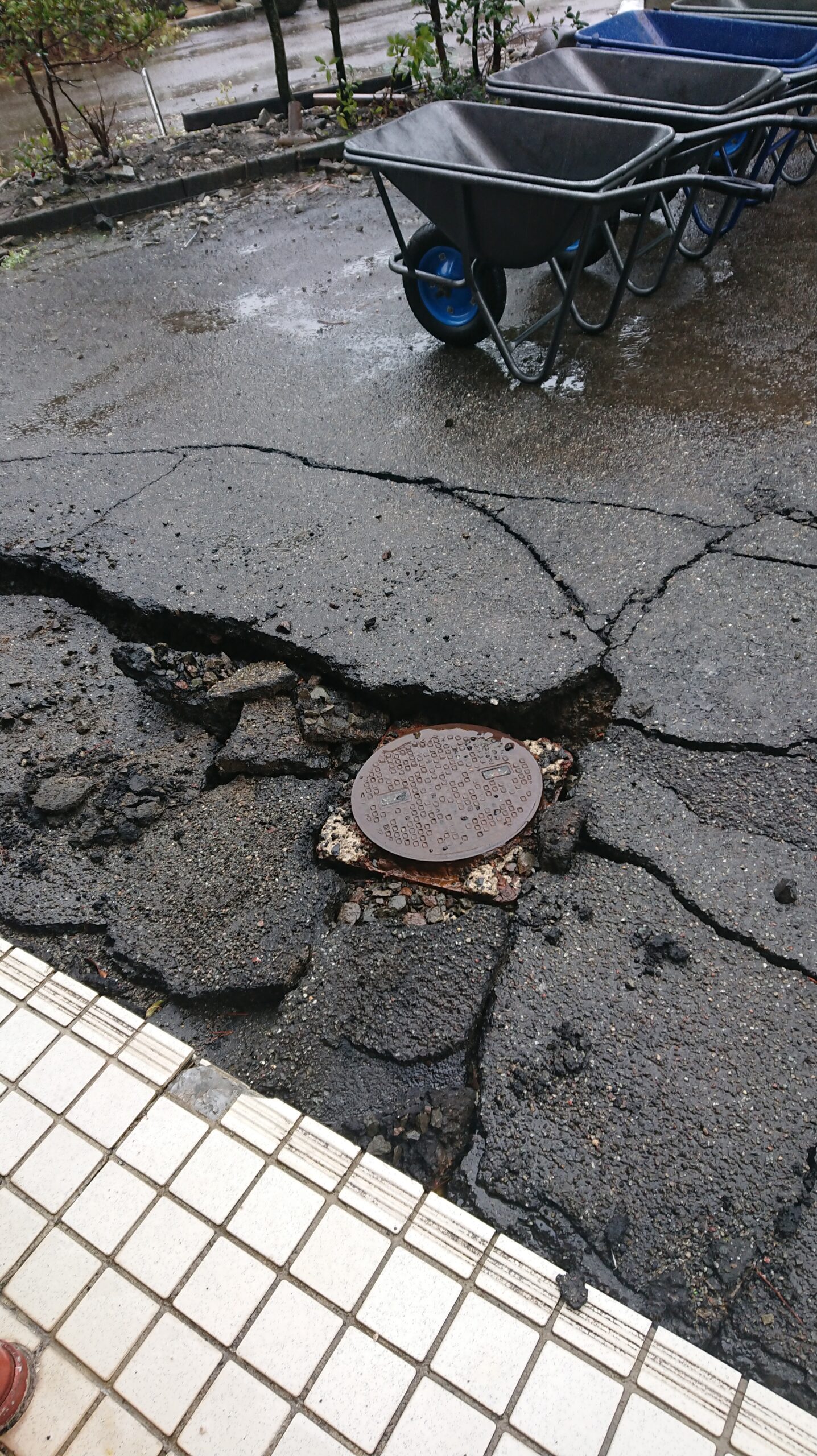 地震で破損した地面