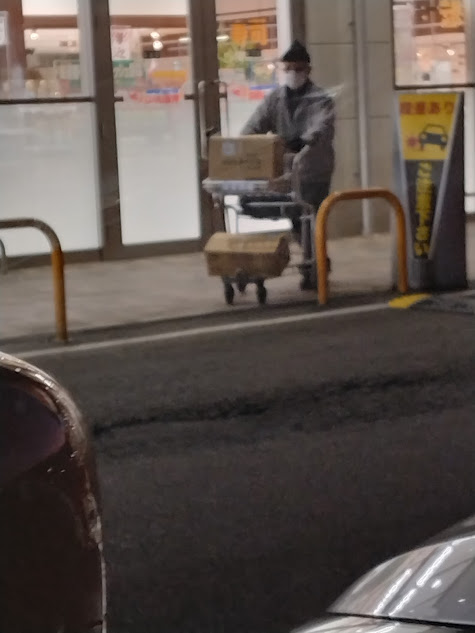 買い物をして車で待つ私の方に来る父