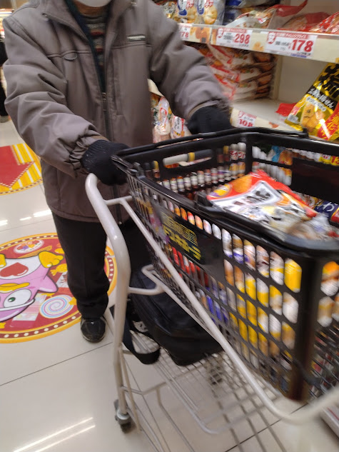 買い物をする父