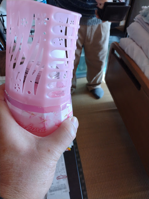 父の部屋が良い匂いがしなかったので、お部屋の消臭元を購入して父の部屋に置こうとしているところです。