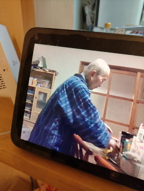 別棟からエコーショー8で父が起きているのを確認して、起きた状態で一緒にネットショッピングできるタイミングを見定めます