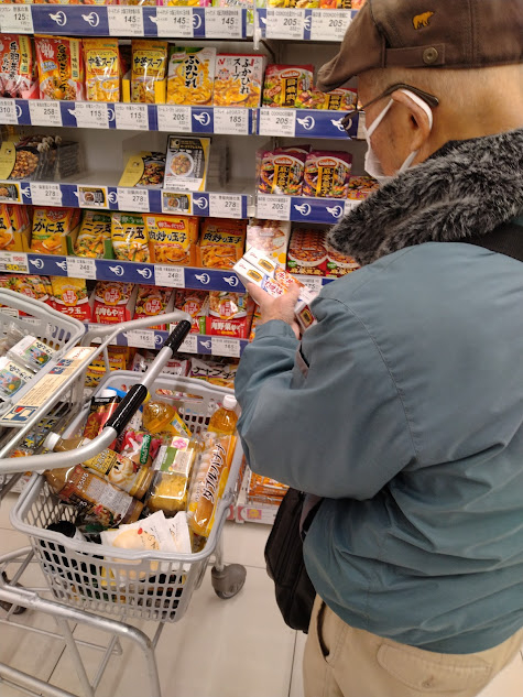 購入するものの詳細を確認する父