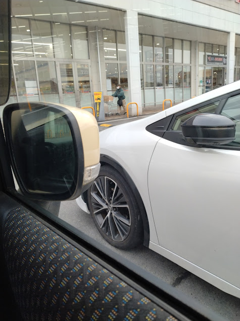 長い父の買い物を車で待つ私