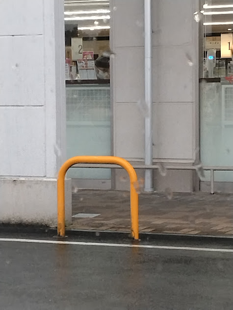 レジで会計をする父