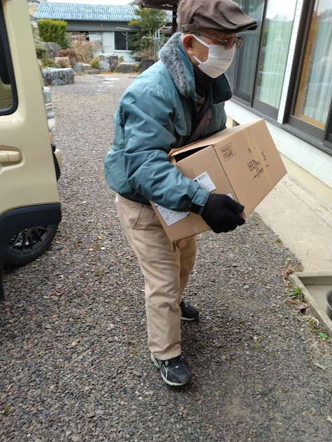 買った荷物を運ぶ父