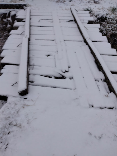 雪の降った後の我が家の畑にぬける橋