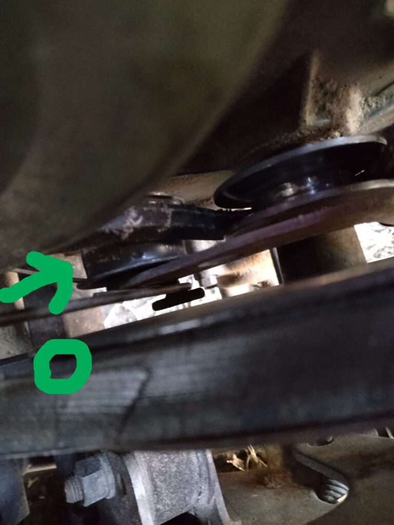 正しい位置に設置された搔き込み部用ベルトと移動式滑車のアップ写真