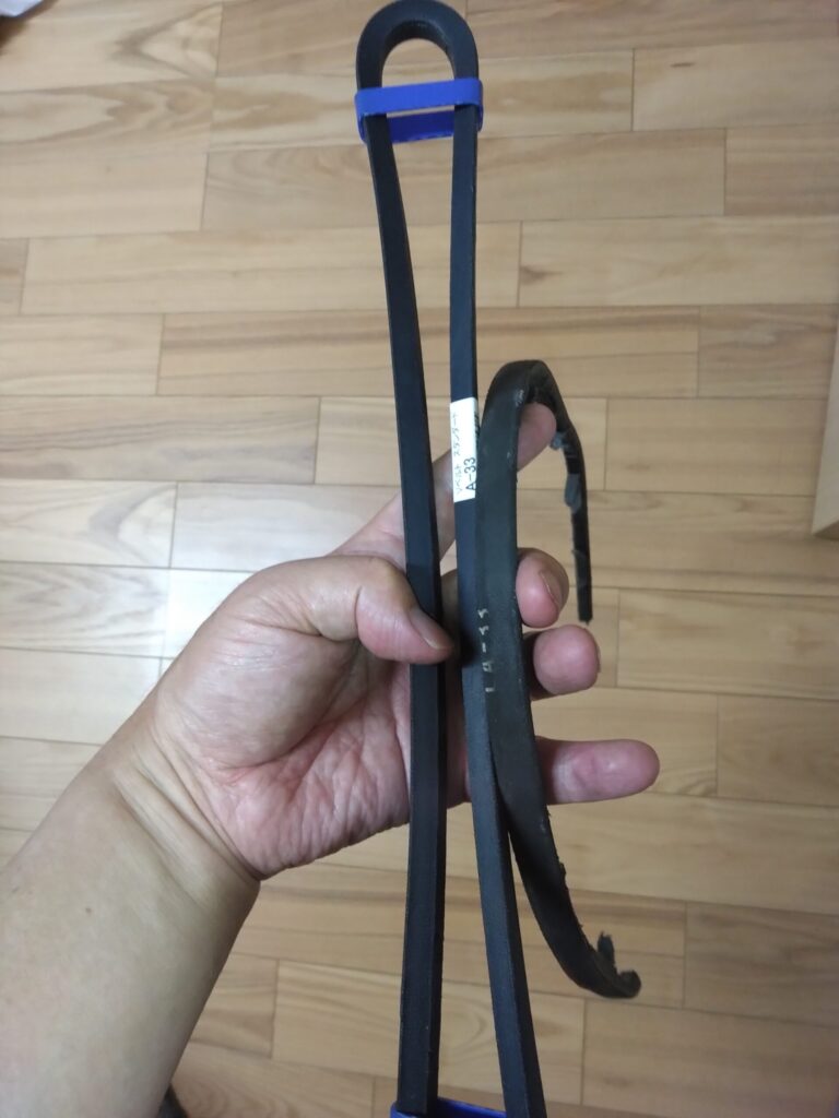 搔き込み部用ベルトの破断品と新品