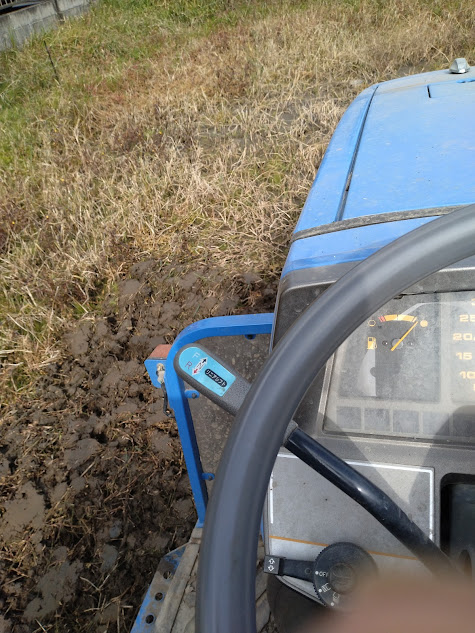 畔に抜け出そうとするトラクター