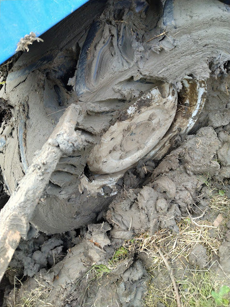 ジェラート状になって後輪タイヤの溝に詰まった泥