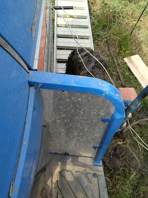 小ｱﾙﾐﾌﾞﾘｯｼﾞに前輪を引っかけてスタック解消を試みる様子