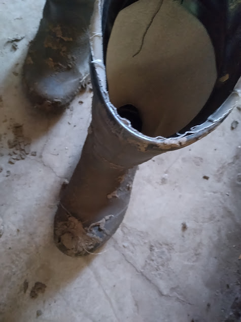 高さギリギリまで田んぼの深さがあったことを思い起こさせる上部に泥の付いた長靴