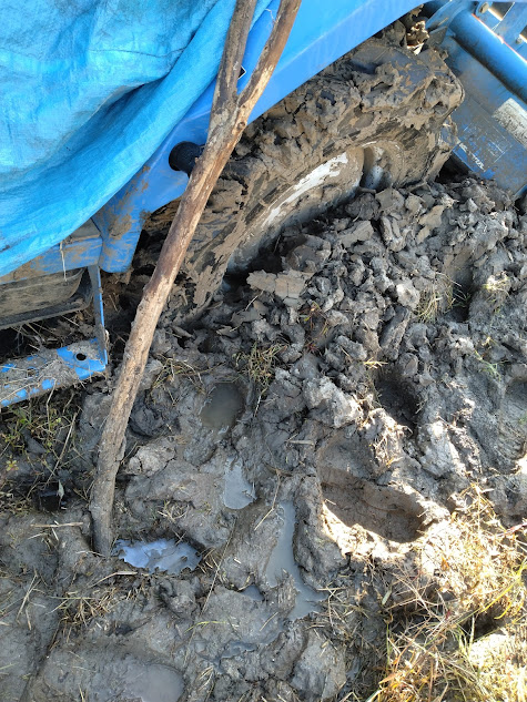 雨に打たれ泥が取れやすくなることを想定し、雨ざらしにされたトラクター後輪