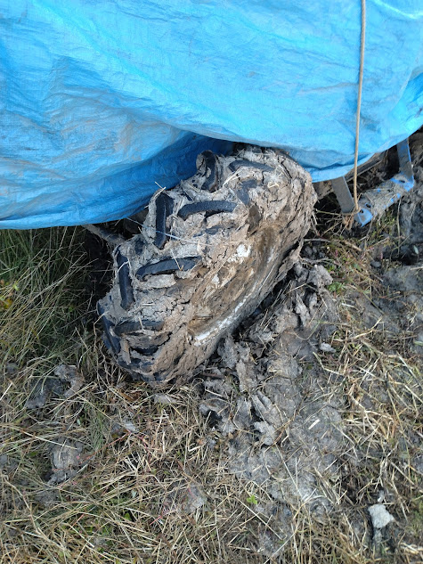 雨に打たれ泥が取れやすくなることを想定し、雨ざらしにされたトラクター前輪