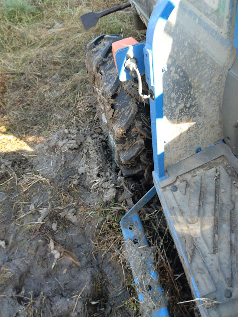 灌水ポンプで清掃した左前輪