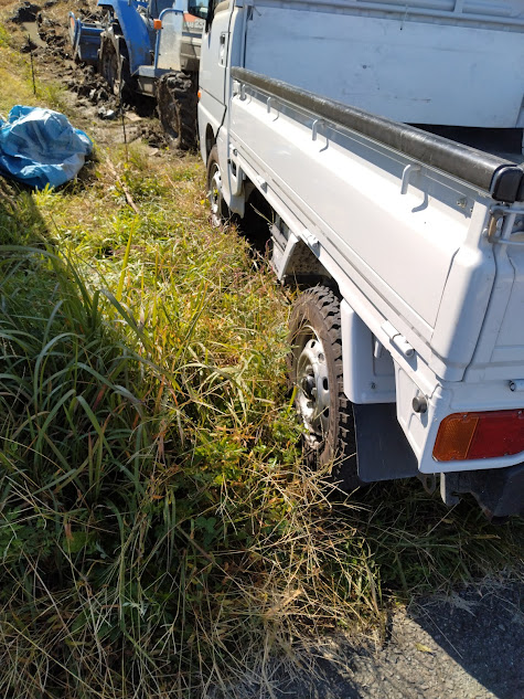 軽トラでトラクターを引き出そうとする様子