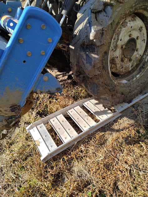 小ｱﾙﾐﾌﾞﾘｯｼﾞで少しづつ移動するトラクター