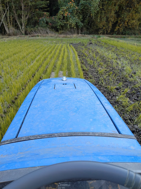 スタックから抜け出し耕起するトラクター