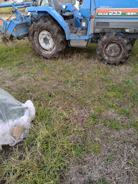 田んぼのぬかるみから救出したトラクター
