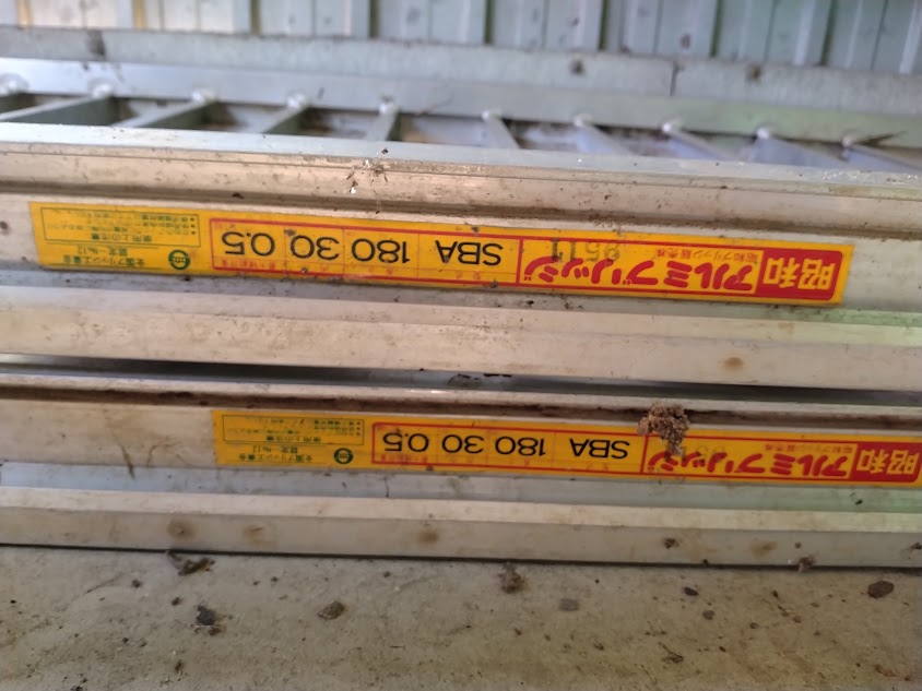 我が家の小ｱﾙﾐﾌﾞﾘｯｼﾞを重ね歪みがないことを確認できる写真