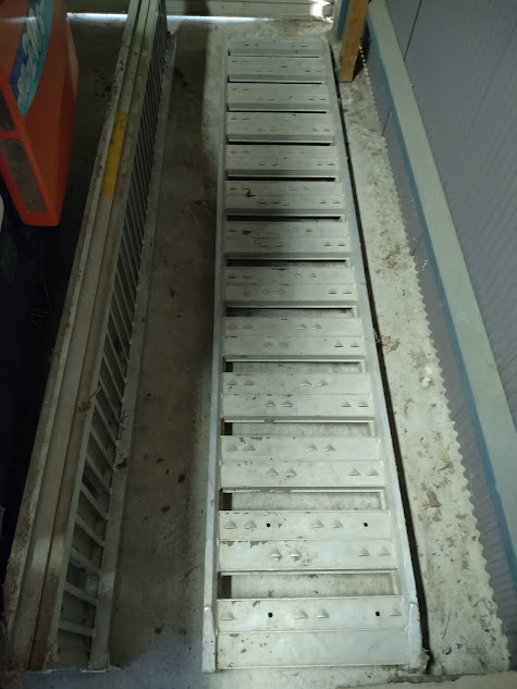 我が家の大ｱﾙﾐﾌﾞﾘｯｼﾞの横置き状態と正面置き状態