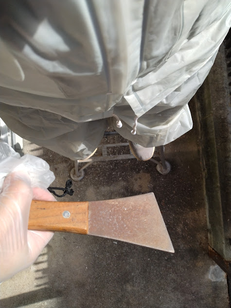 スクレーパーで錆や剥がれかけた塗装を落とし、ペンキ塗りの下地を作ります。