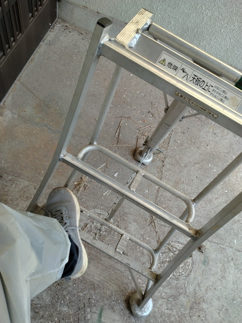 ガニ股で脚立を登るとバランスを崩しやすいので注意が必要です