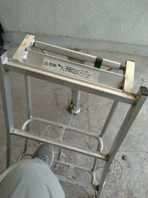 脚立を使っての高所のペンキ塗り