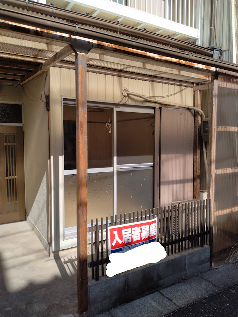 私が脚立で転倒しかけた場所は左の窓の前辺り