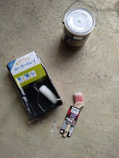 たっぷり塗れる量の塗料と広い範囲、狭い範囲共に塗れる筆類を購入