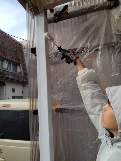 高所のペンキ塗りをする息子