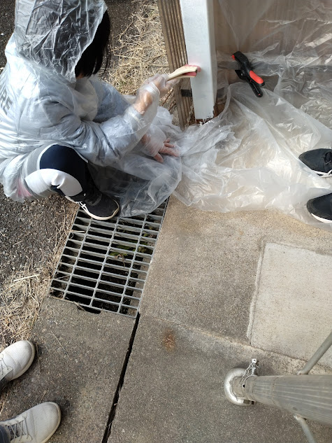 支柱の低い位置のペンキ塗りをしてくれている娘