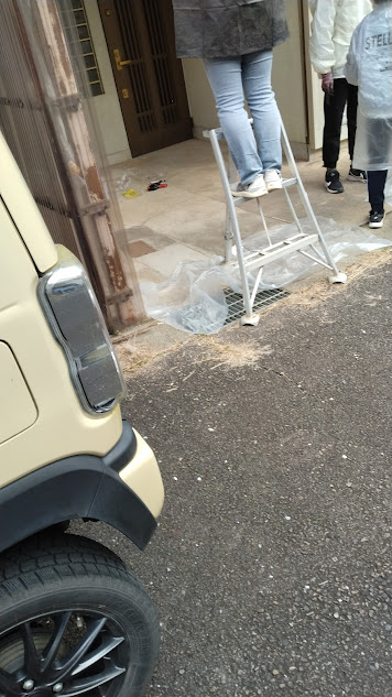 最初は高所のペンキ塗りをやっていた妻