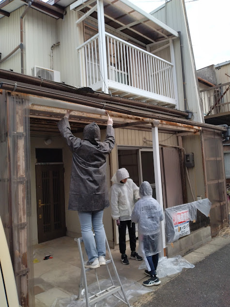 各自の得意な場所でペンキ塗り