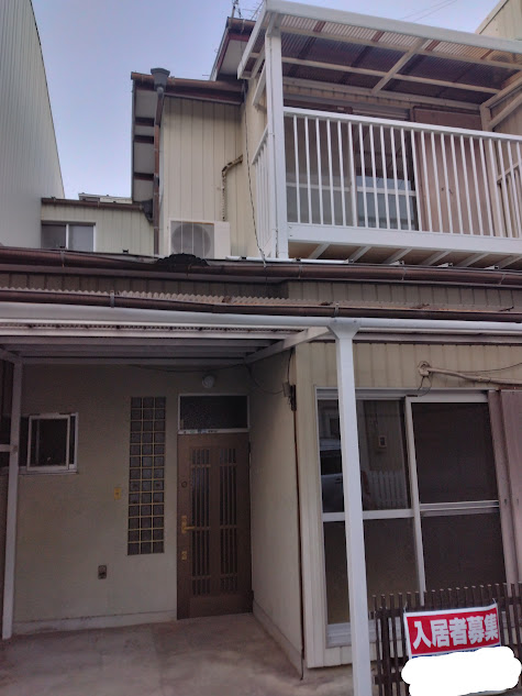 2Fのペンキを塗った箇所には経年劣化したペンキの粉が付く