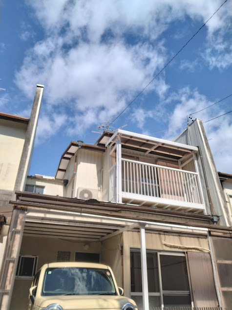 家族総出のペンキ塗りが完了した様子