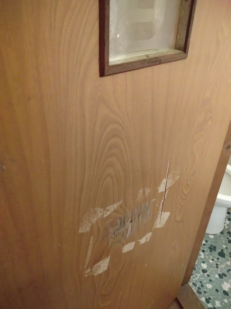 内見時気になっていたトイレの扉のパンチ跡