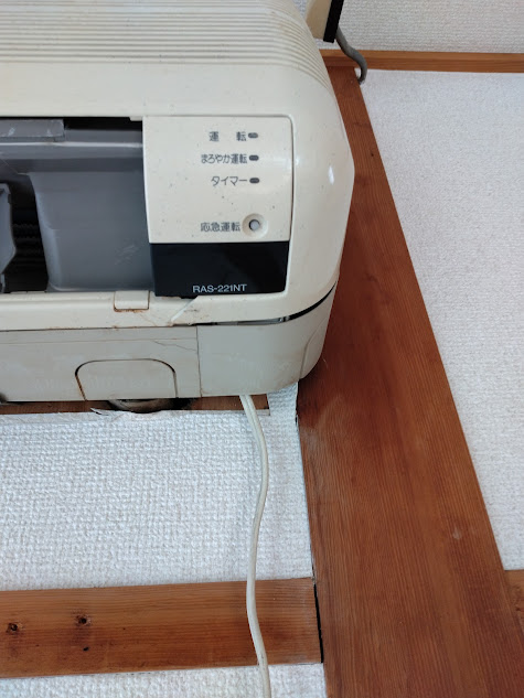 本体に破損個所の見える2Fのエアコン