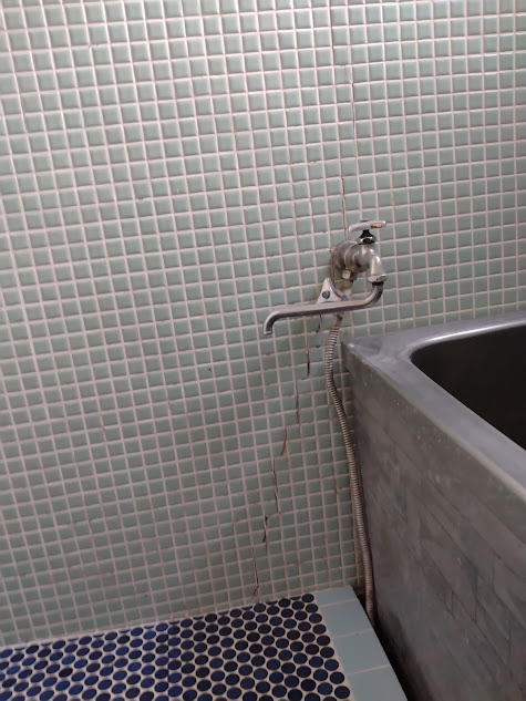 風呂のタイルの破損