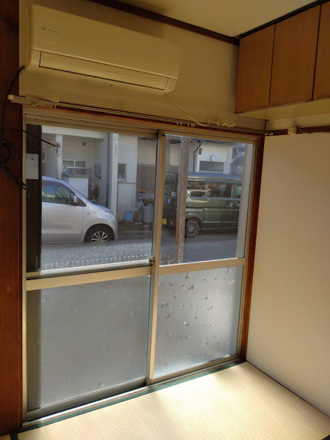 交換前の1Fエアコン:起動はするが、室外機から異音がして、業者にも回復は難しいと言われました