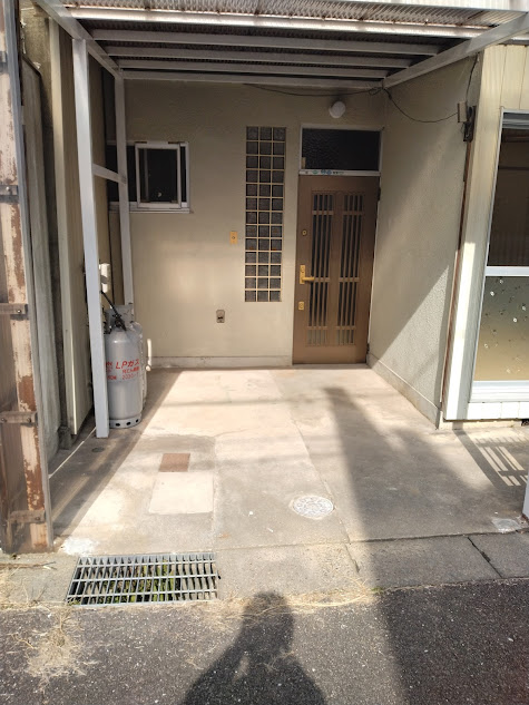 プロパンガスを置いた状態のエントランス部を正面から見たところ