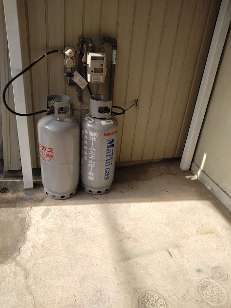 プロパンガスを置いた状態のエントランスの空間