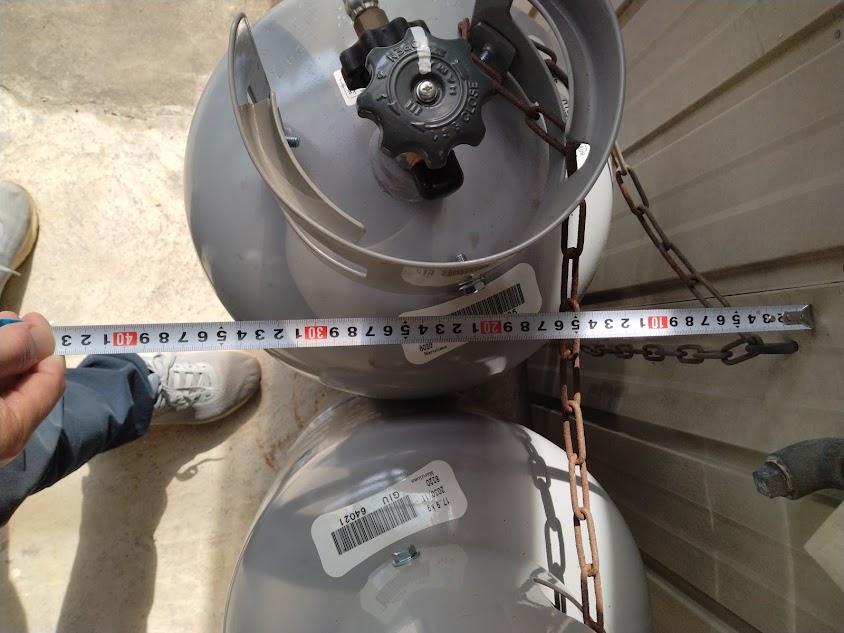 プロパンのボンベを置くことで更に動線が狭くなります。