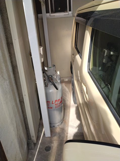 プロパンボンベを置いた時の助手席側の動線