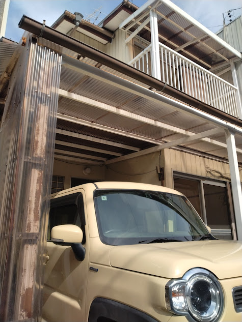 車を停めると通路がギリギリになるエントランス