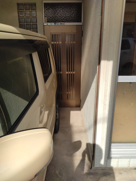 プロパンガスを置き、運転席側の動線を確保した状態の助手席側